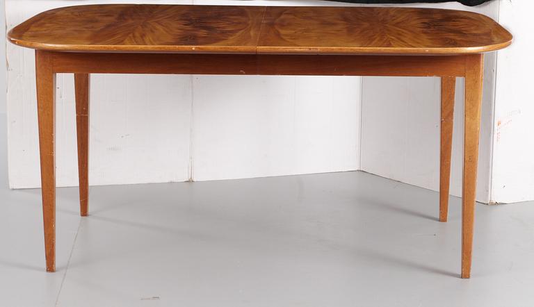 A Josef Frank mahogany dinner table, Svenskt Tenn, model 947.