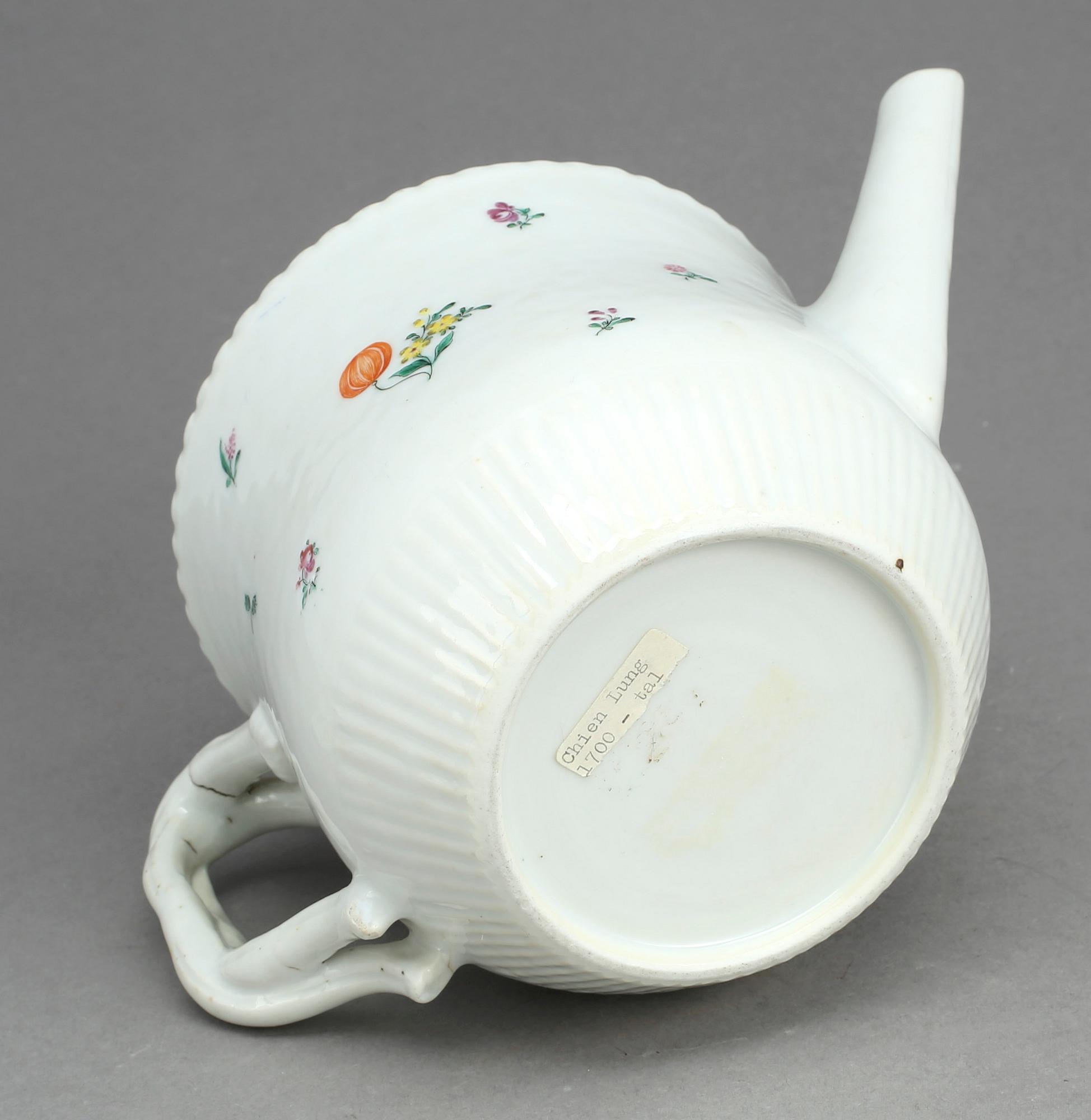 TEKANNA, porslin, Kina, Qingdynastin, omkring år 1800.