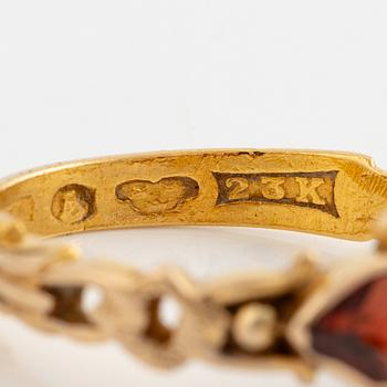 Ring 23K gold with garnets and pearls.