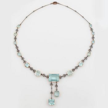 1038. An aquamarine necklace in silver and 14K gold set with rose-cut diamonds.