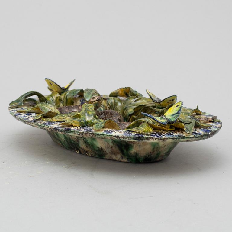 A richly decorated Palissy-style majolica plate, 19th century.