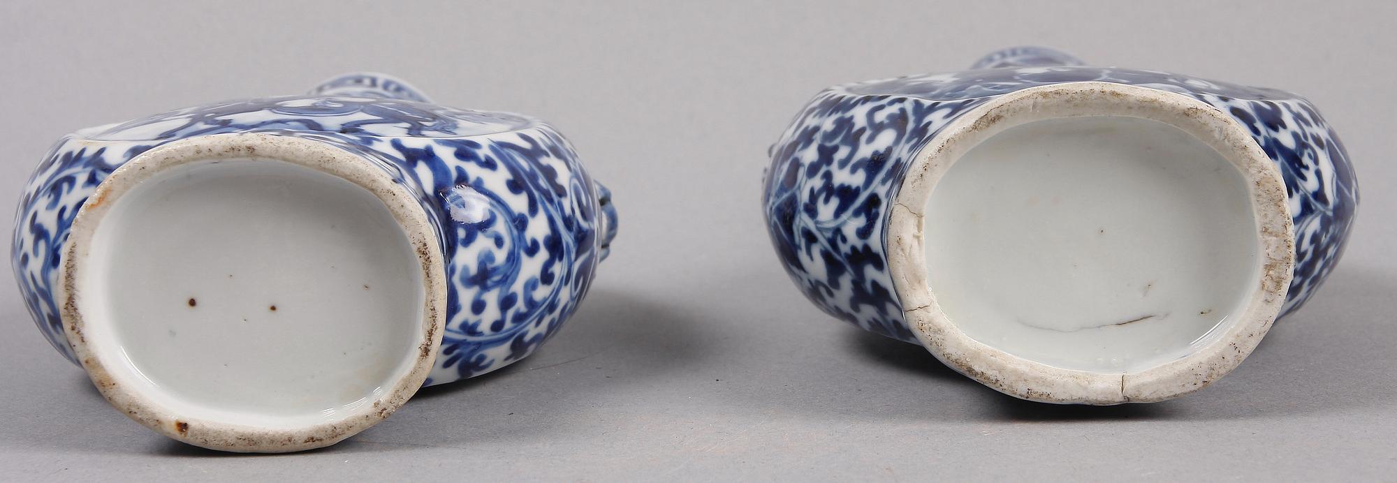 PILGRIMSFLASKOR, ett par, porslin, Kina. 1800-tal.