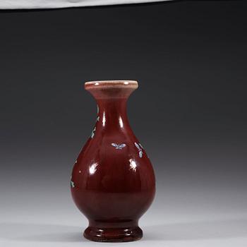 A 'sang de boef' glazed vase, late Qing dynasty (1644-1912).