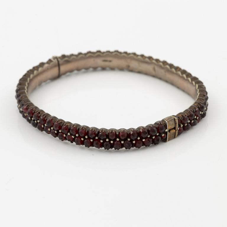 Garniture, two rings, brooch, two necklaces, and two pairs of earrings, armlet, garnets.