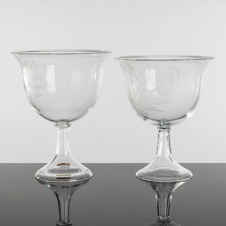 LISA BAUER, skålar på fot, 2 st, glas, signerade, Kosta, 1979.