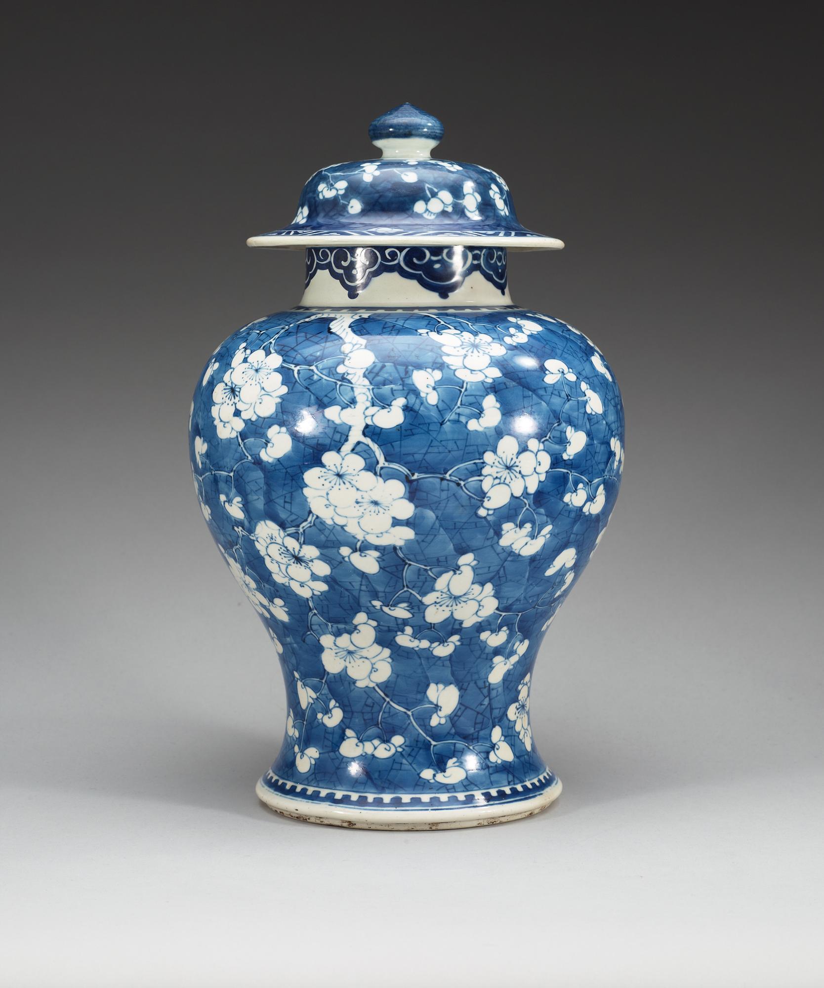 A blue and white jar with cover, Qing dynasty, Kangxi (1662-1722).