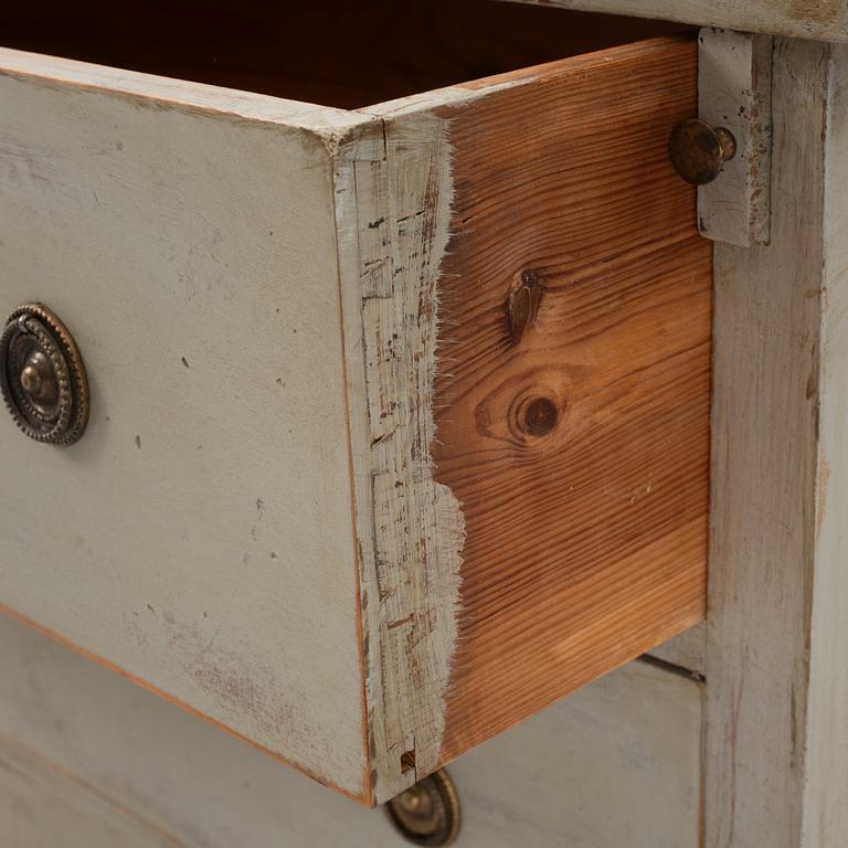 A chest of drawers, 19th Century.