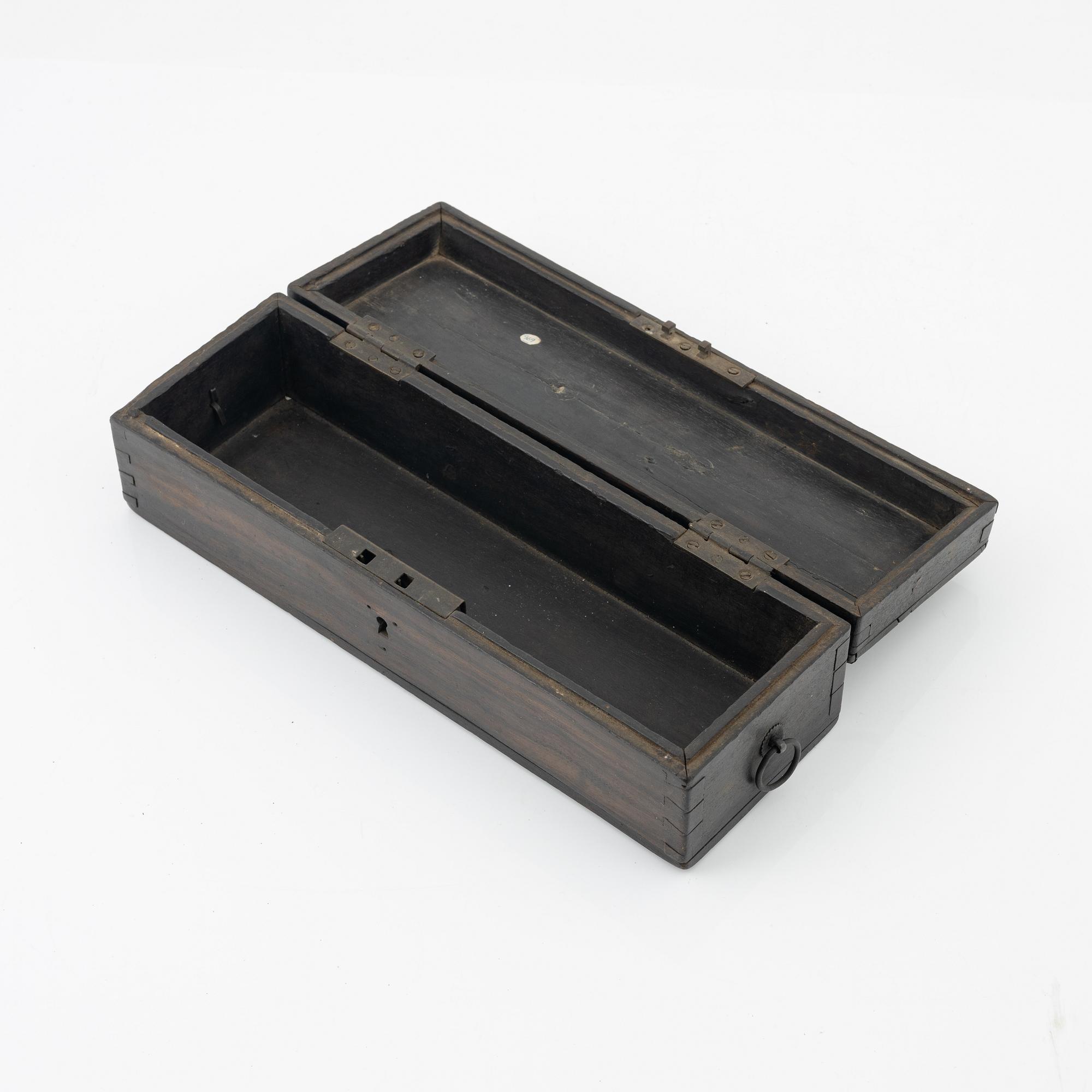 Ask med lock, koranställ samt brevhållare, trä. Indonesien, Jakarta, 1900-tal.