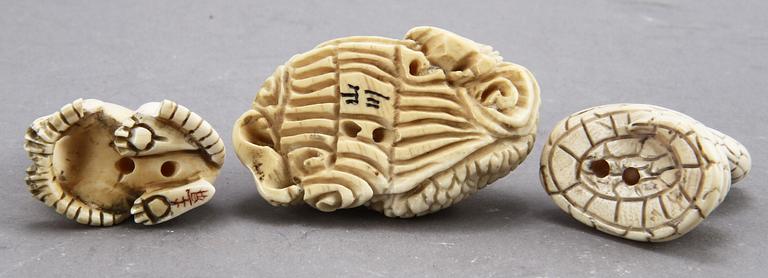 (klar) NETSUKE, 3 st, ben, Japan, 1800/1900-tal.