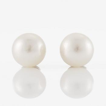 Earrings 18K white gold with cultured Akoya pearl.