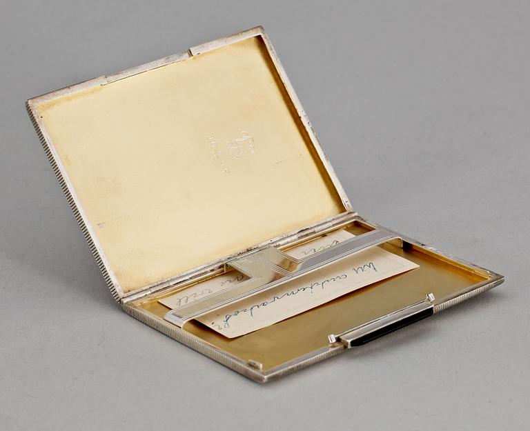 CIGARETTETUI MED ASK, silver, K Andersson, Stockholm, 1900-talets första hälft.