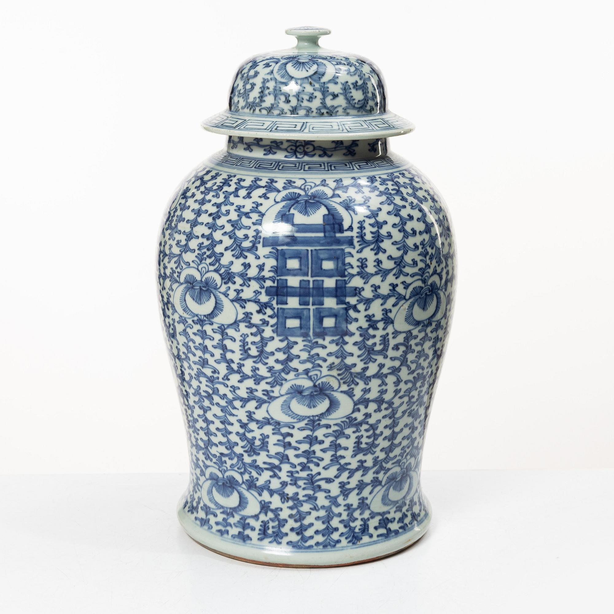 Urna med lock, porslin, Kina, Qingdynastin 1800-tal.