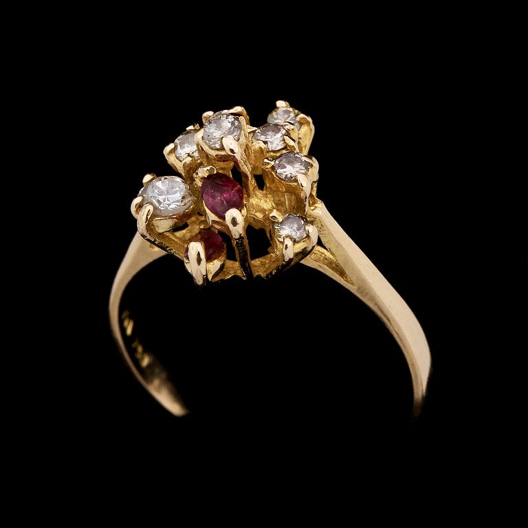 RING, 18k guld med 9 briljantslipade diamanter samt 2 rosa safirer. Vikt 2 g.