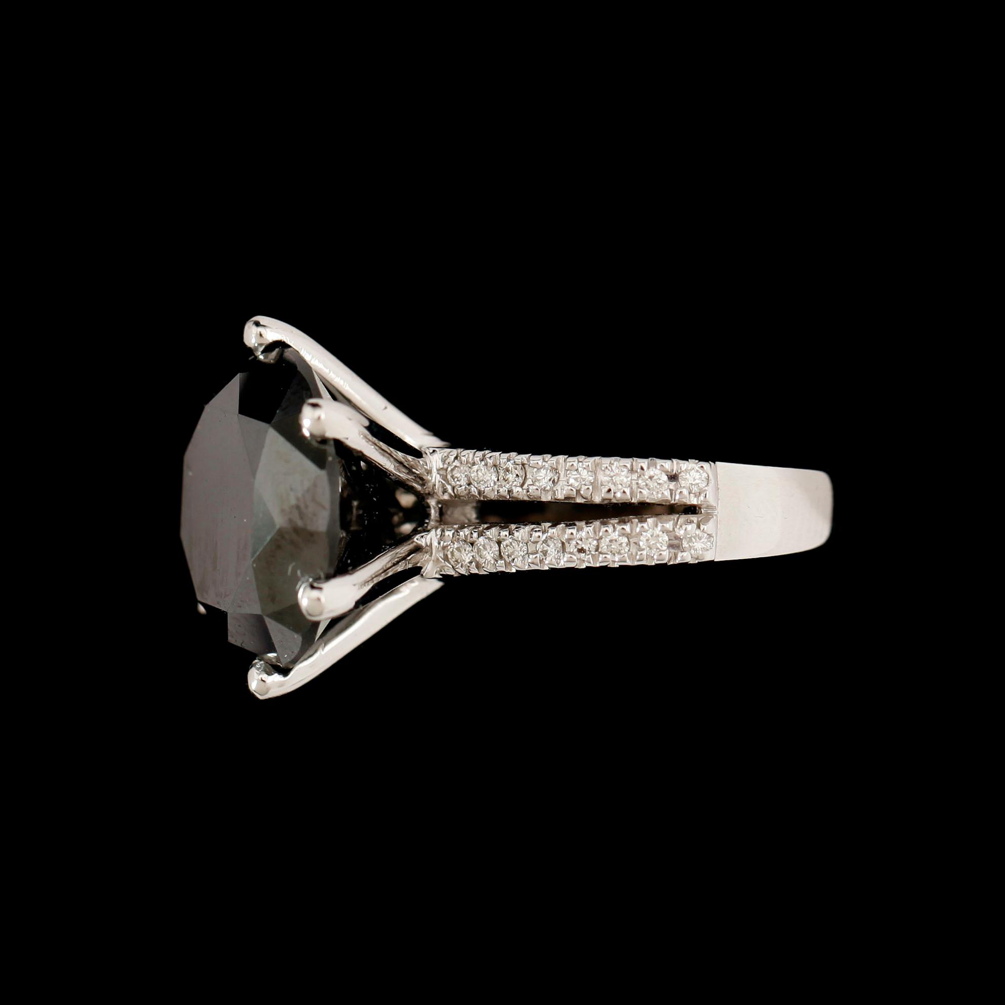 RING, 18 k vitguld, svart briljantslipad diamant 11.74 ct, samt 36 mindre briljanter tot ca 0.32ct.