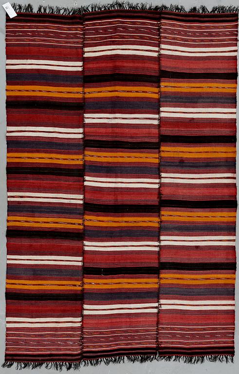 JAJIM, semiantik. Ca 203x136 cm.