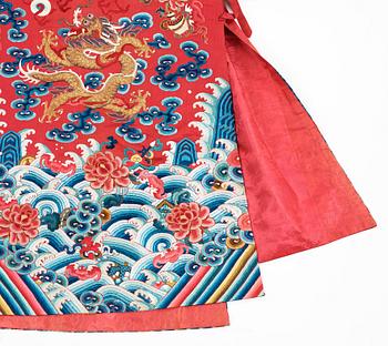 ROBE, silk. Height 112,5 cm. China, late Qing dynasty (1644–1911).