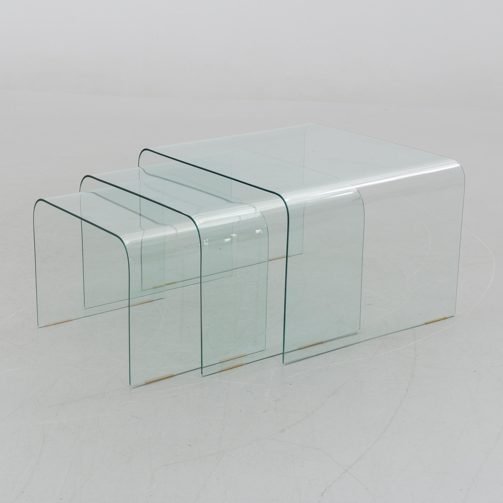 GLASS NESTING TABLES.