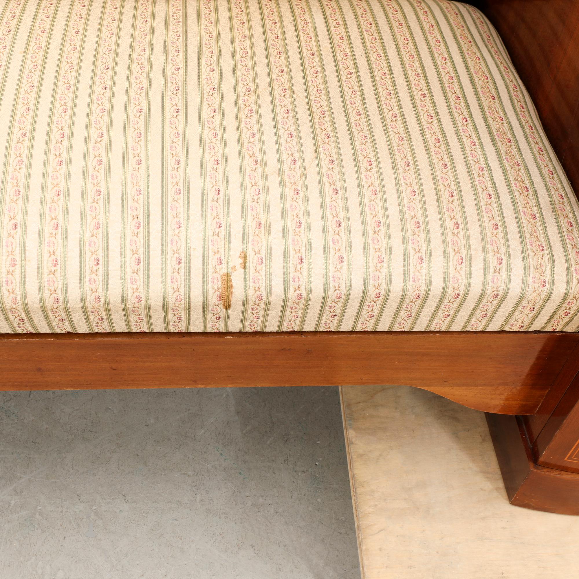 Soffa, Empire-stil 1900-talets första hälft.