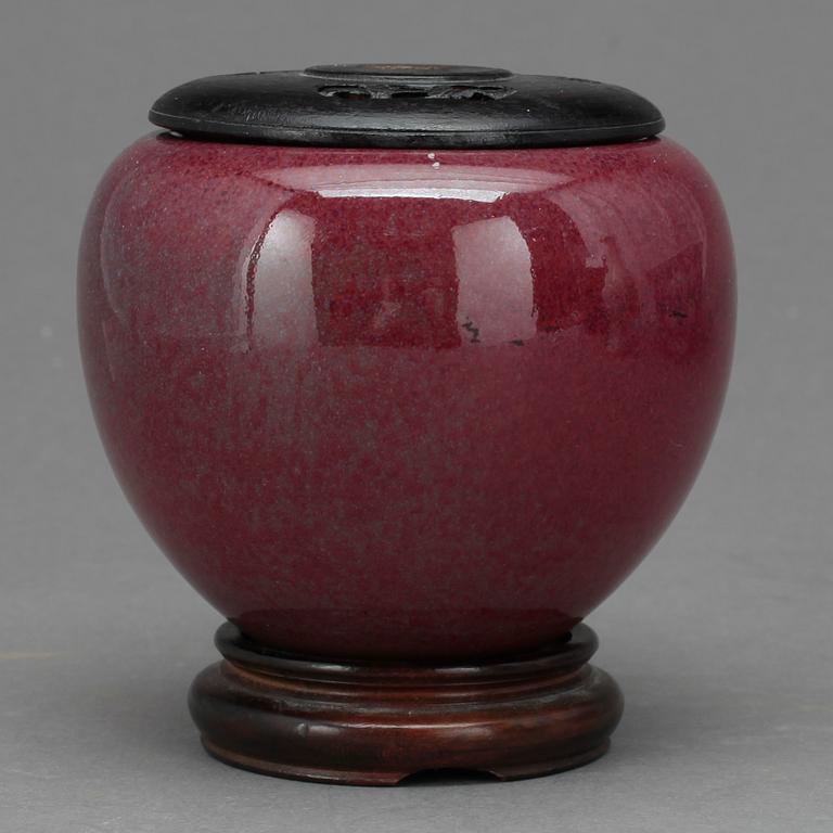 PENSELVAS, porslin, Kina, 1800/1900-tal.