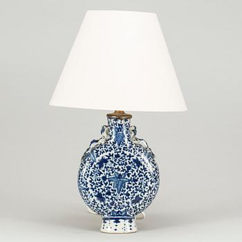 BORDSLAMPA/PILGRIMSVAS, porslin Kina 1800-tal.