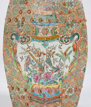 A Chinese Canton porcelain garden seat, around 1900.