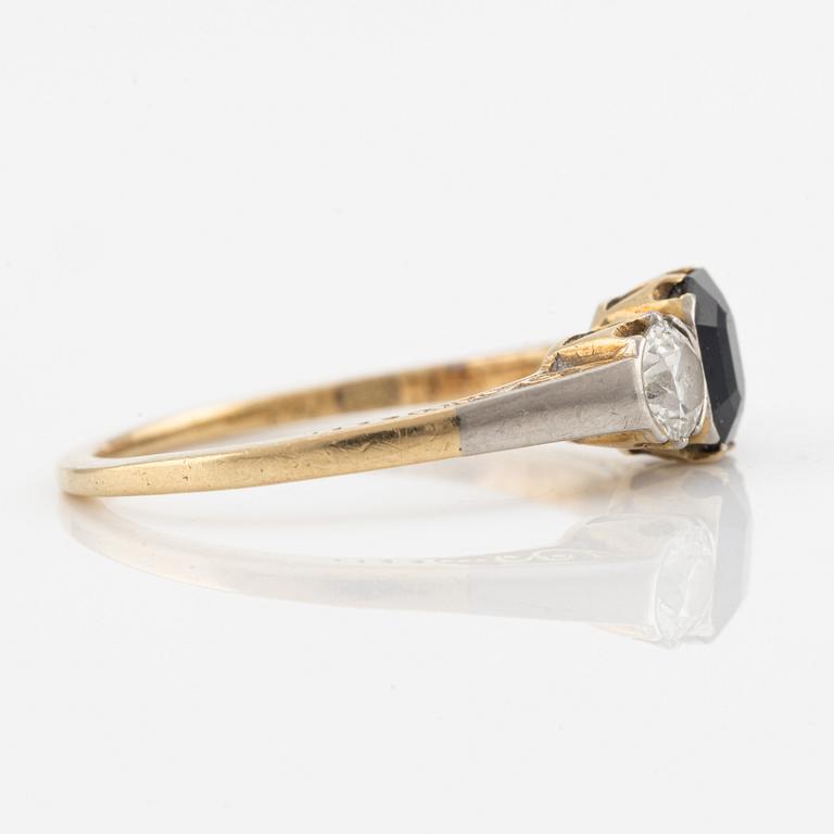 Ring 18K guld med safir och två briljantslipade diamanter.
