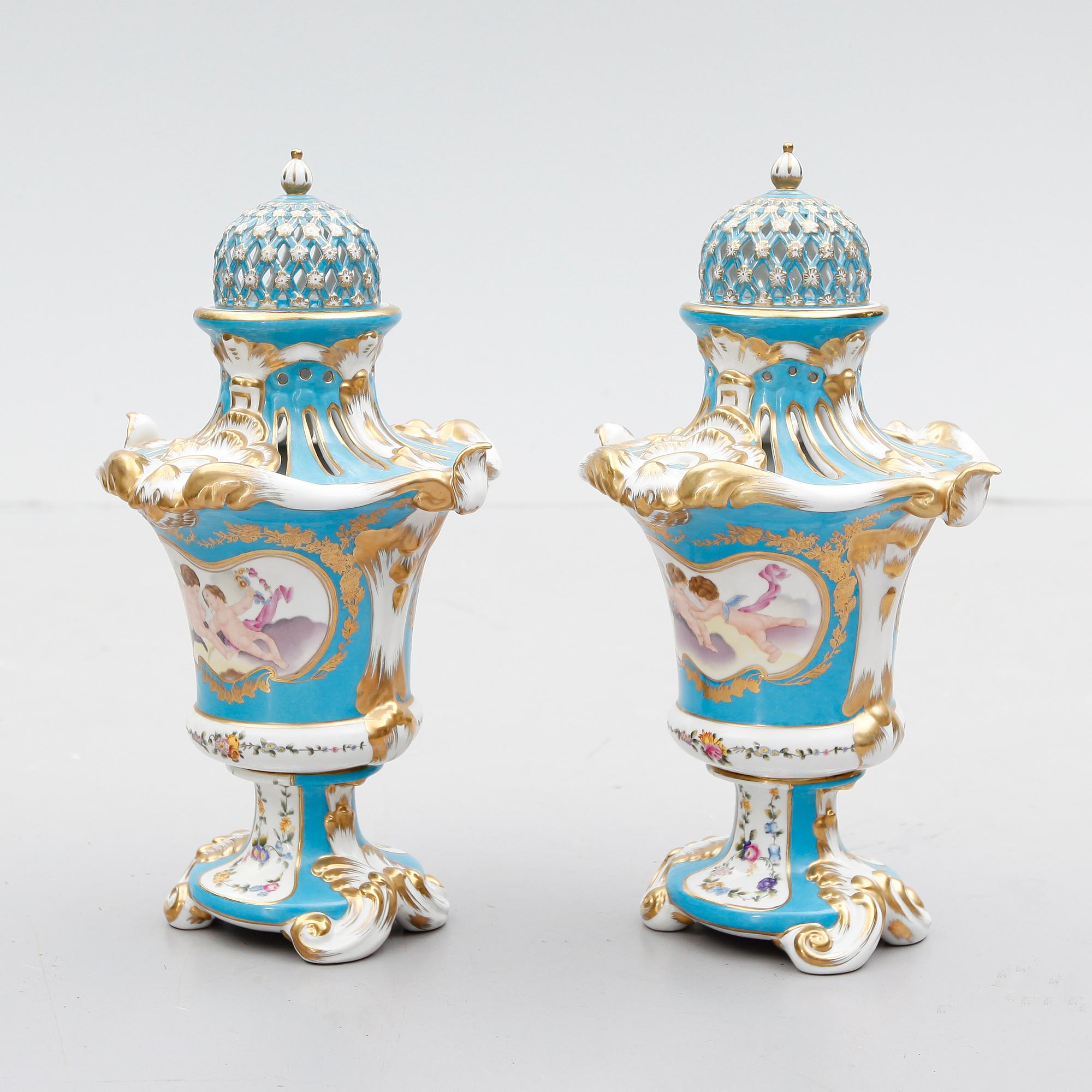 LOCKURNOR, 1 par, porslin, Sévresliknande märke, 1900-talets andra hälft.