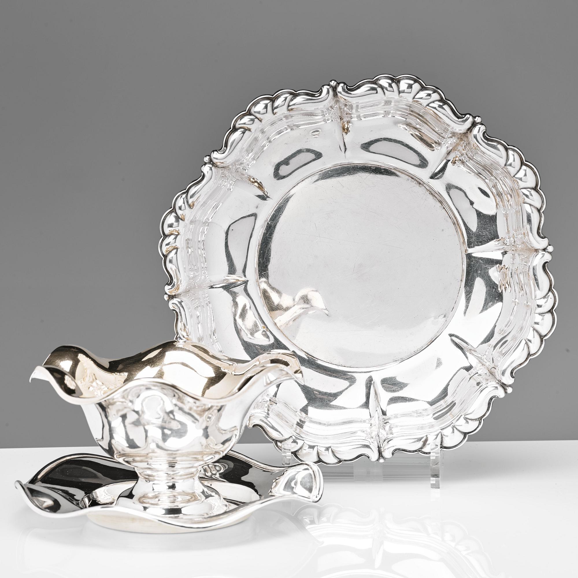 Såsskål och skålfat, nysilver. Rokoko-stil. 1900-tal.