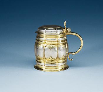 867. A German 17th century parcel-gilt tankard, makers mark of Paul Solanier, Augsburg 1689.