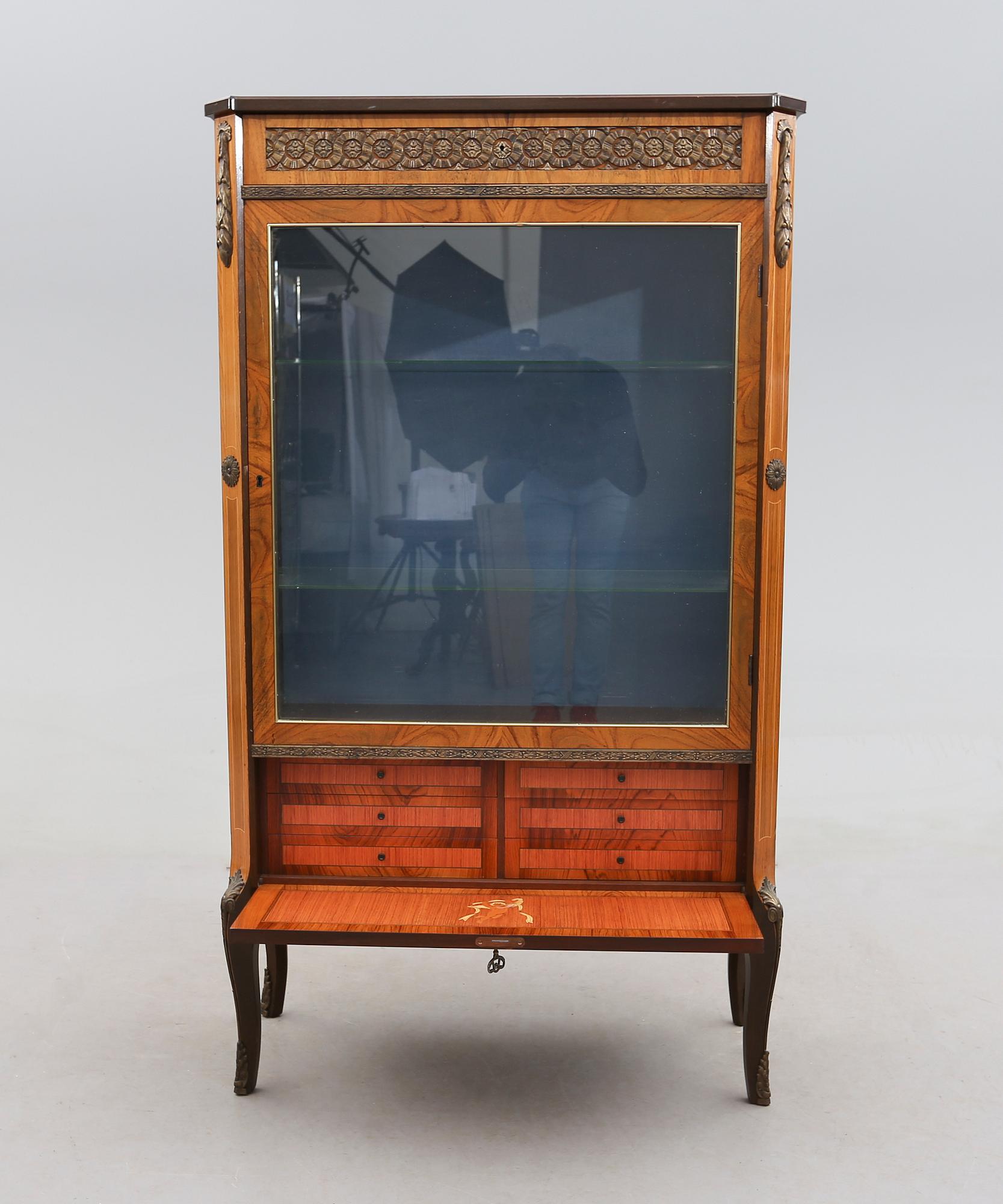 VITRINSKÅP, 1900-talets mitt.