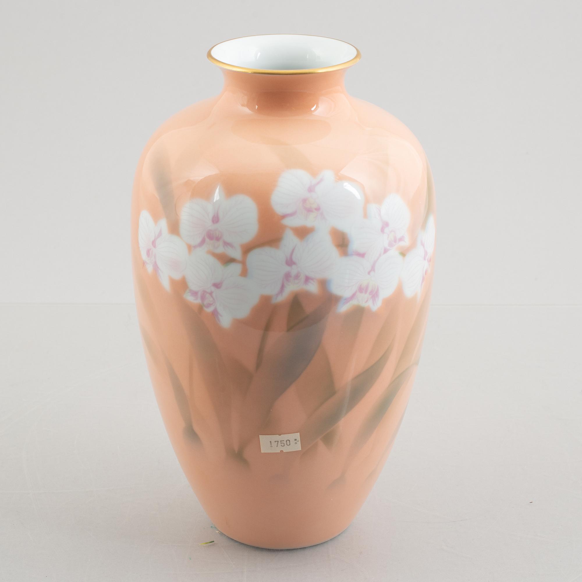 A porcelain vase, Fukagawa Porcelain Manufacturing Company, Japan, second half of the 20th century.
