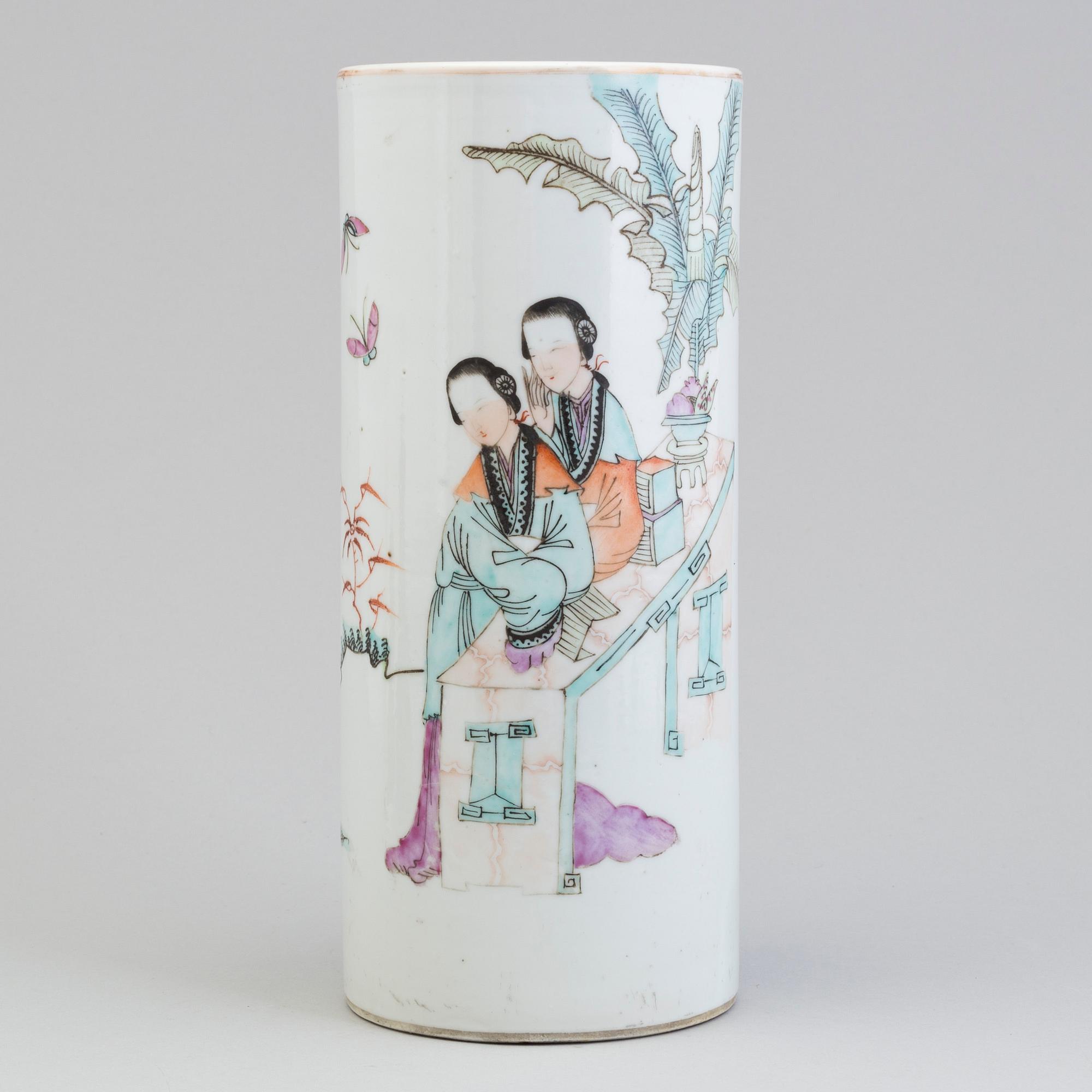 A Chinese porcelain hatstand decorated, first half of 20th century.