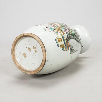 Lattiamaljakko, posliini, Kiina, noin 1900.