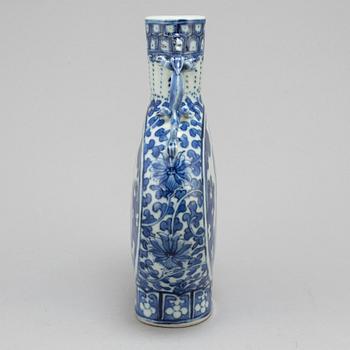 A blue and white moon flask, Qing dynasty, Guangxu (1874-1908).