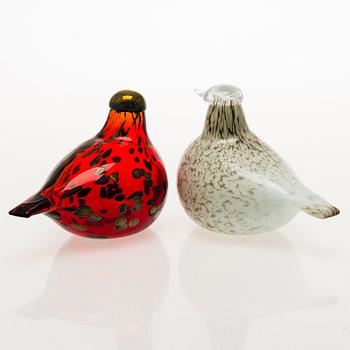 OIVA TOIKKA, two glass birds signed O. Toikka Nuutajärvi.