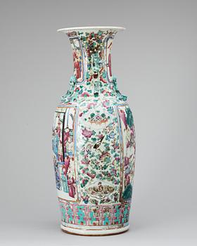 A large vase, Qing dynasty, 19th century.