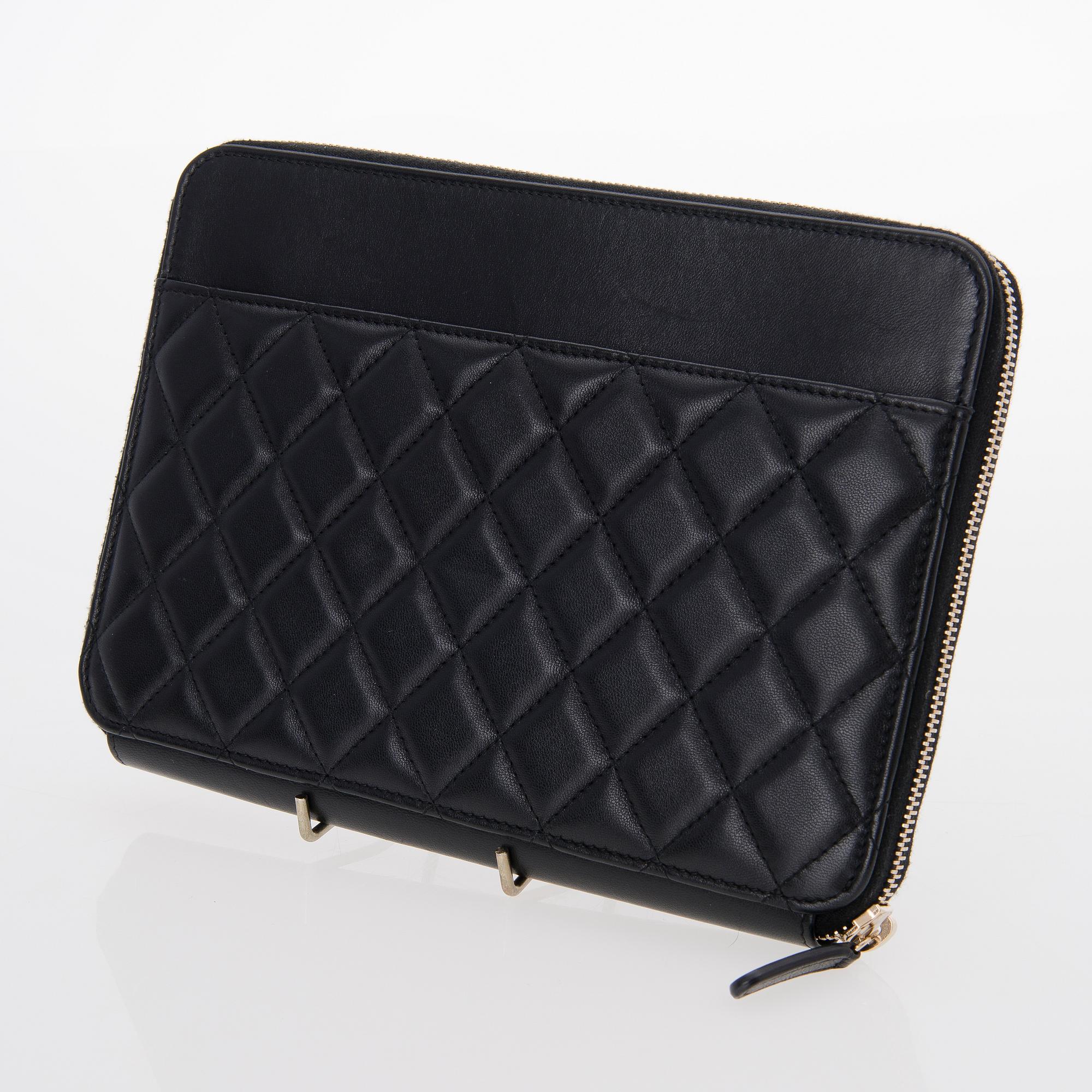 CHANEL, Travel Case / clutch bag with zipper.