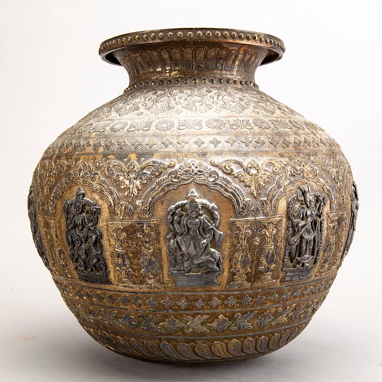An Indian 20th century urn.