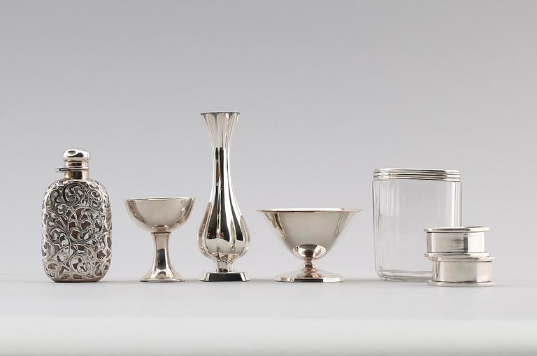 SILVERFÖREMÅL, 7 delar, 1900-tal. Vikt utan glasföremål ca 206 gram.