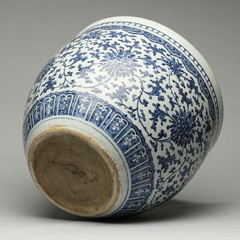 A blue and white fish basin, late Qing dynasty (1662-1912).