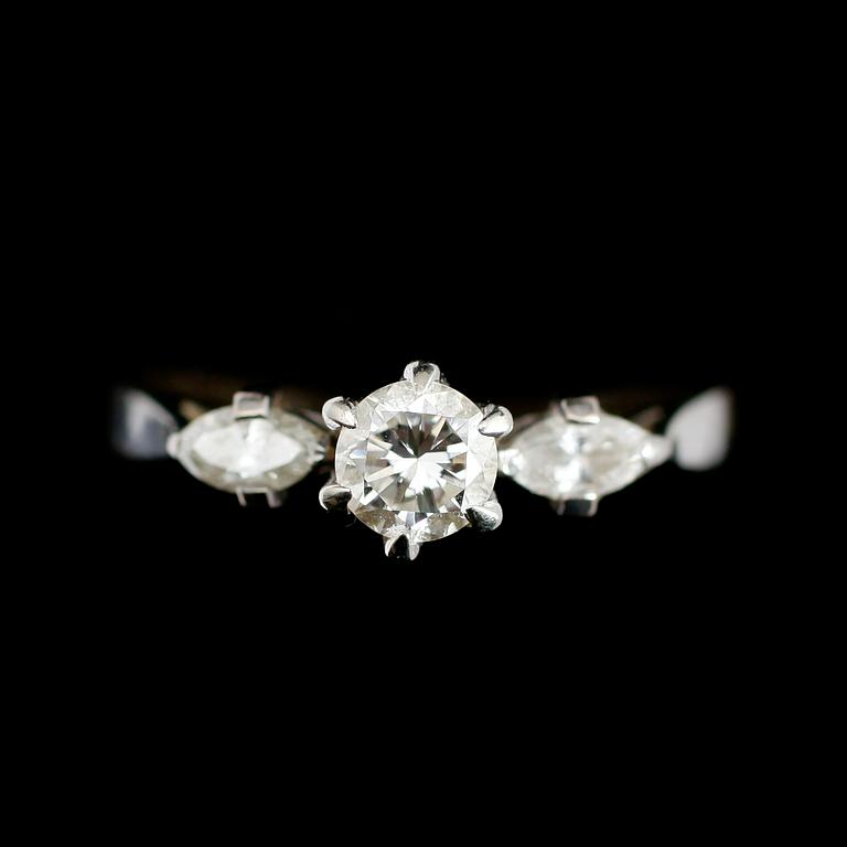 RING, 18 k vitguld med 3 briljanter ca 0.40 ct. Total vikt ca 3 gram.