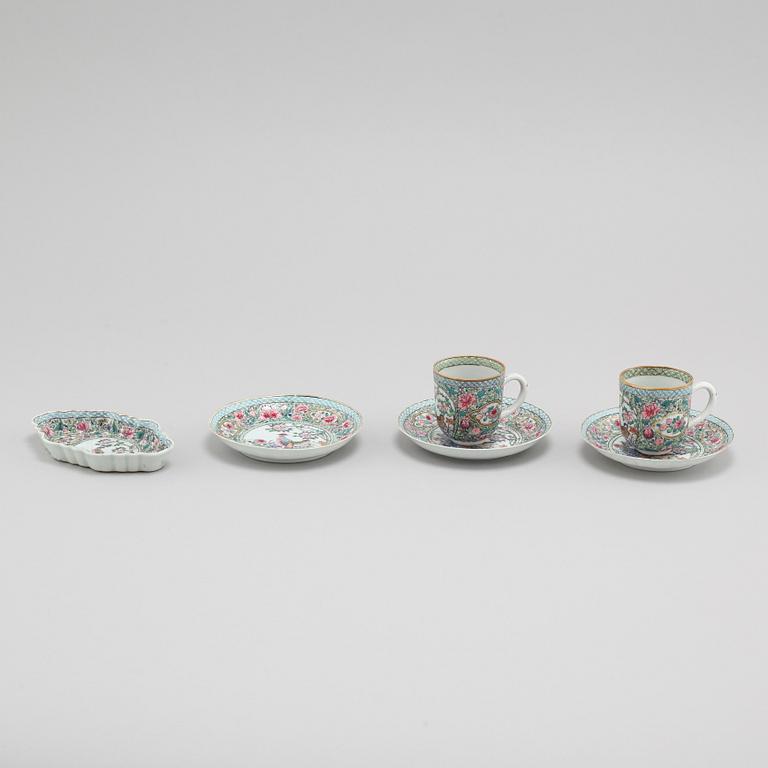 Two porcealin cups with saucers and a small dish from China, 18th century.