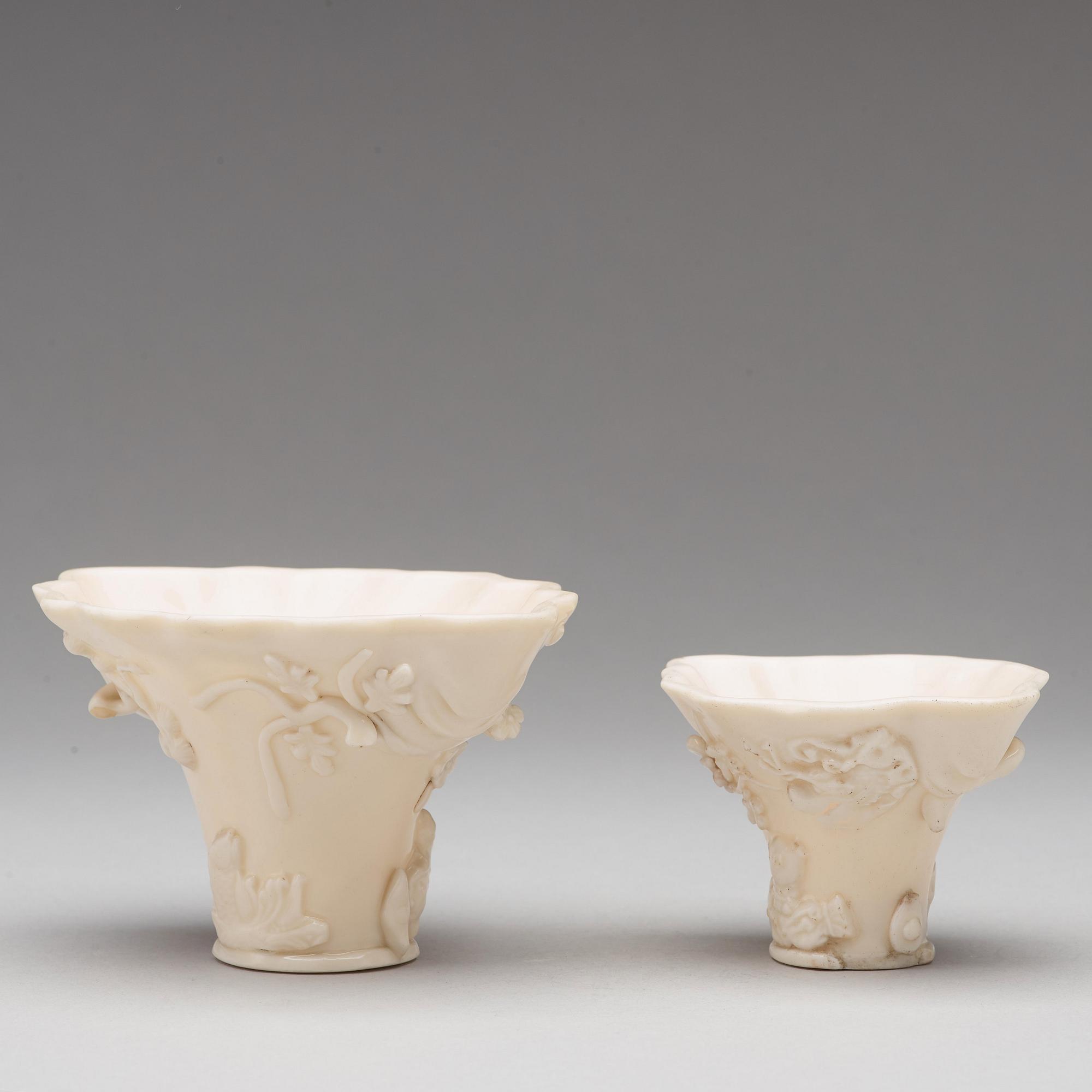 VINOFFERBÄGARE, två stycken, blanc de chine. Qingdynastin, Kangxi (1662-1722).