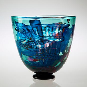 An Eva Englund graal glass vase, Orrefors 1985.