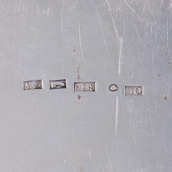 BRICKA, silver, bär finska kontrollstämplar, Oskar Lindroos, Helsingfors 1929. Vikt ca 1260 g.