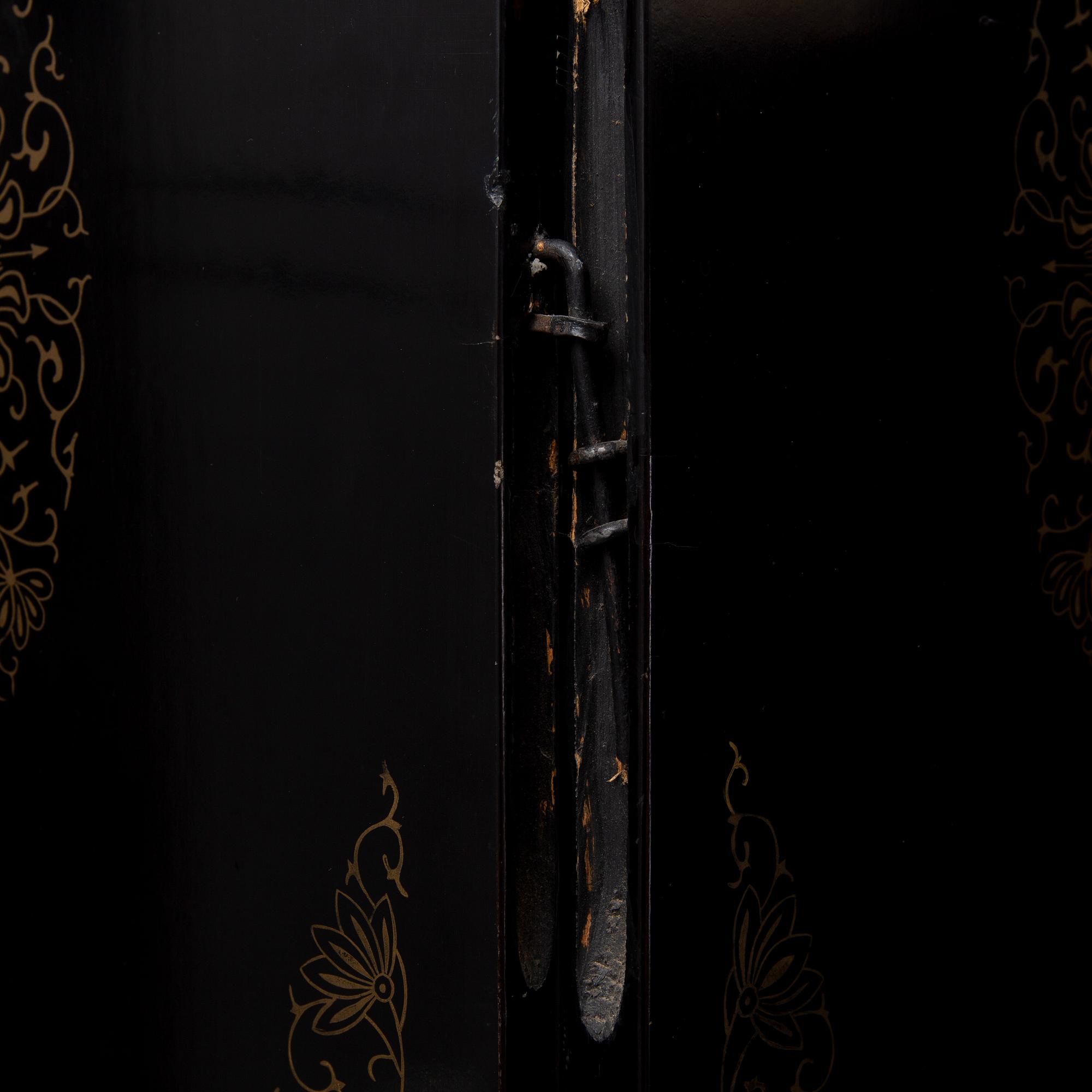 A chinese screen with stone inlay, first half of the 20th Century.