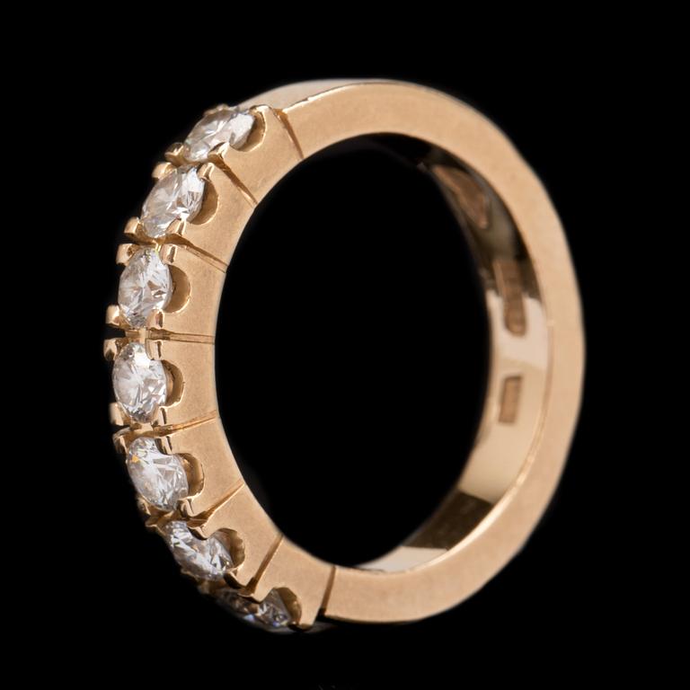 RING, 18k med 7 briljantslipade diamanter ca 0,70ct. Vikt ca 3,5g.