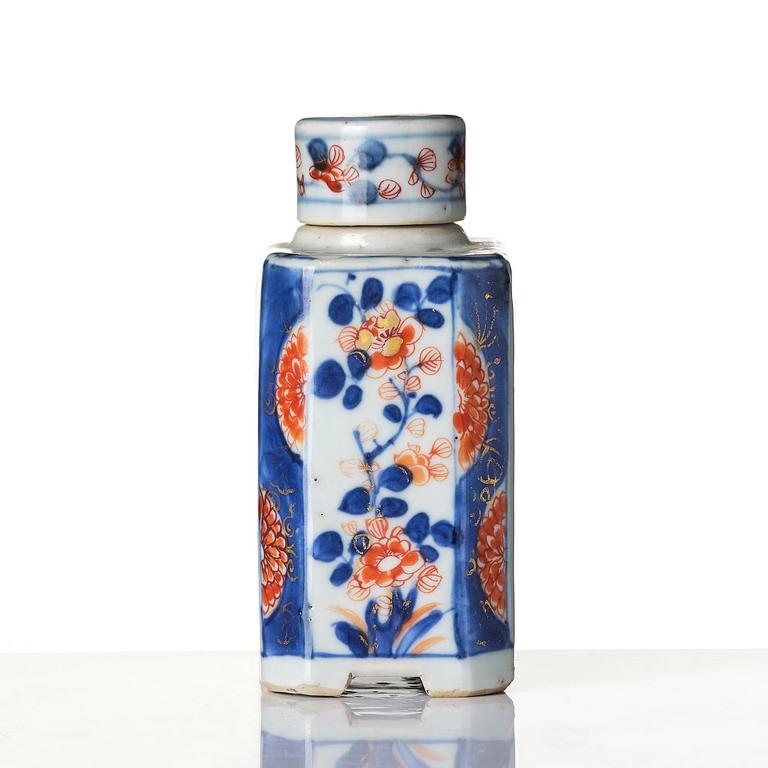 A set of two imari cups and a tea caddy, Qing dynasty, Kangxi (1662-1722). The tea cups with Johanneum mark.