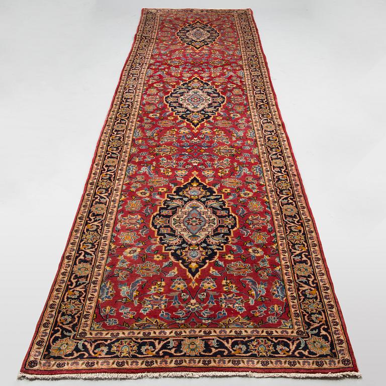 An oriental runner. Circa 413x97 cm.