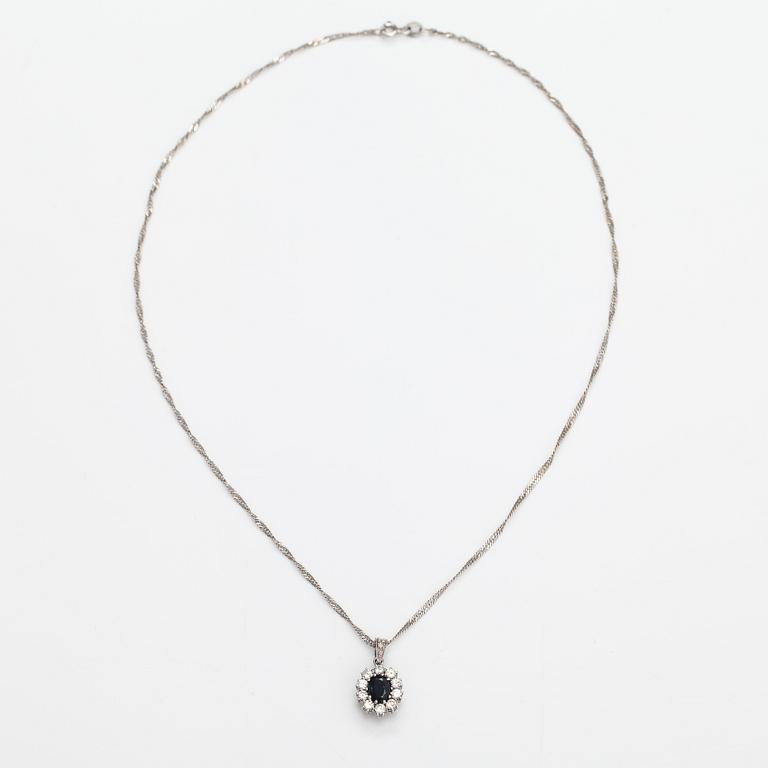 An 18K white gold necklace with a sapphire and diamonds ca. 0.60 ct in total.